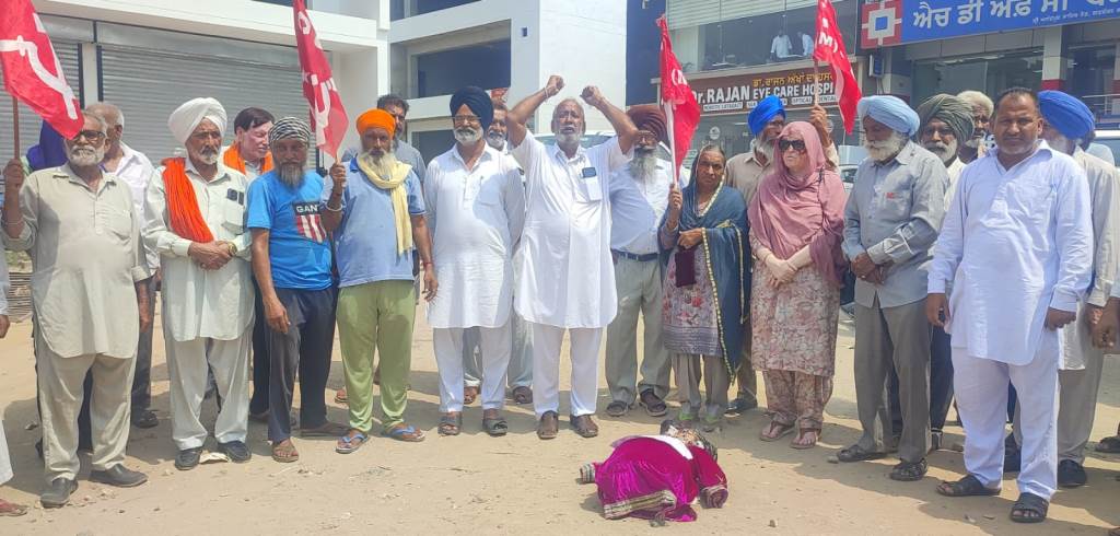 ਲਗਾਤਾਰ ਵੱਧ ਰਹੀ ਮਹਿਗਾਈ ਦੇ ਖਿਲਾਫ ਗੜ੍ਹਸ਼ੰਕਰ ਚ ਕੇਂਦਰ ਸਰਕਾਰ ਦਾ ਪੁਤਲਾ ਫੂਕਿਆ 